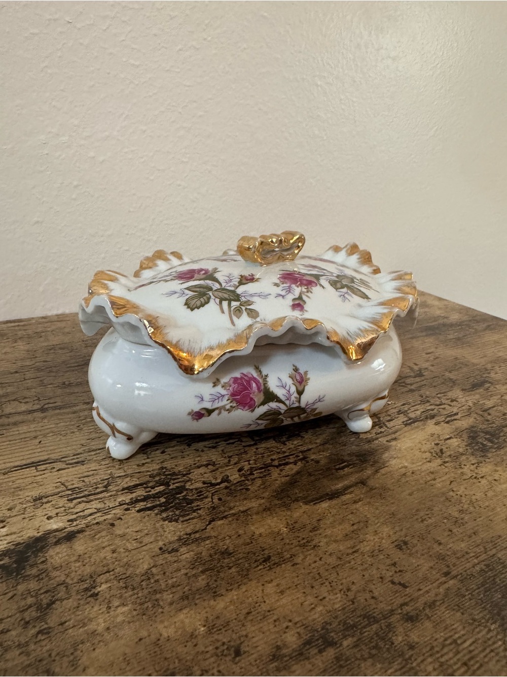 Vintage Porcelain Rose Trinket Box with Lid & Gold Trim - Picture 6 of 9